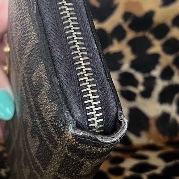 **AUTHENTIC FENDI ZIPPY WALLET** - Picture 4 of 8